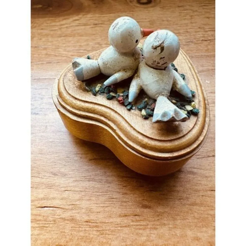 Vintage Small‎ Wooden Love birds Ring Box Heart Shaped Birds Love Dove Lid